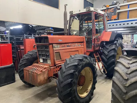 International 1455XL 30km/u, rood/wit, met 10 gaats vooras, IHC model