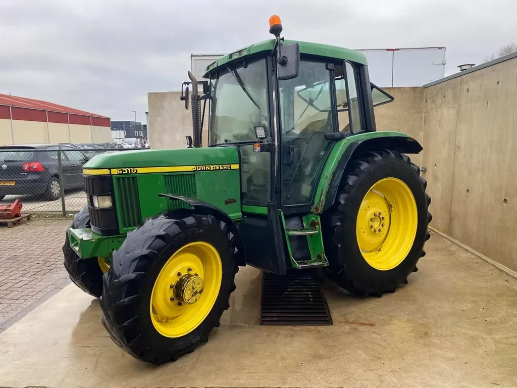 John Deere 6310 met airco, kruip, geveerde vooras