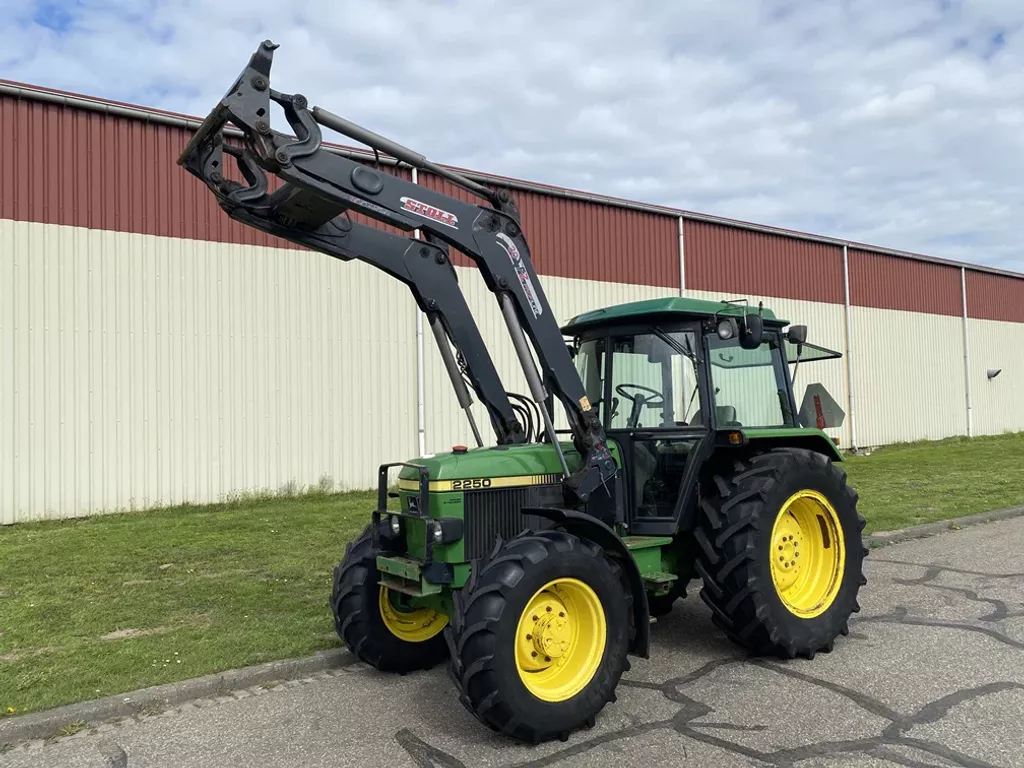 John Deere 2250 40km/u met Stoll frontlader