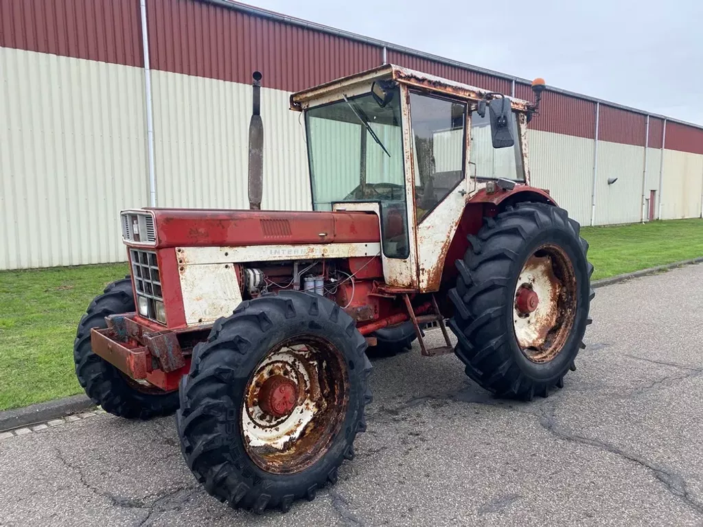 International 1046 4wd met ronde spatborden