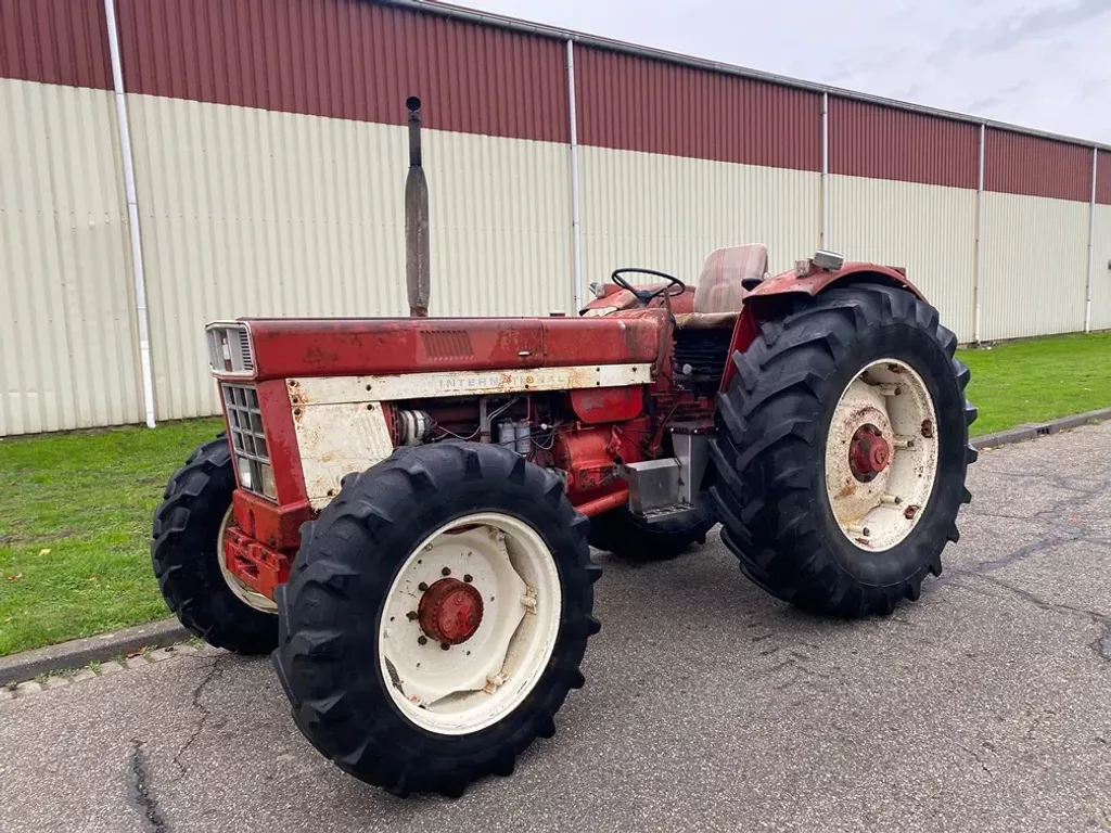 International 1046 4wd met ronde spatborden