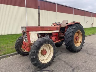 International 1046 4wd met ronde spatborden