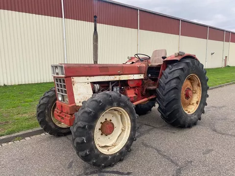 International 1046 4wd met ronde spatborden
