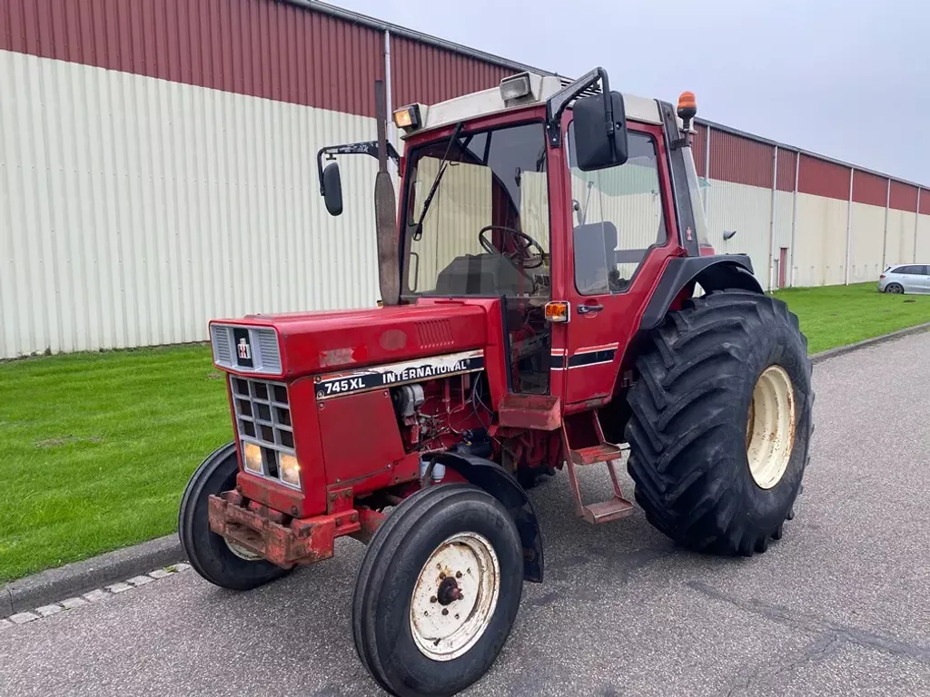 International 745XL 2wd