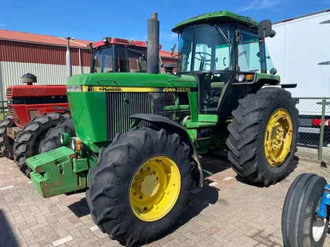John Deere 4055